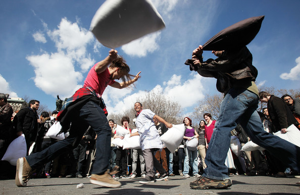Group+Pillow+Fight+Takes+Place+Manhattan+Union+AoWs_HVBbM7l