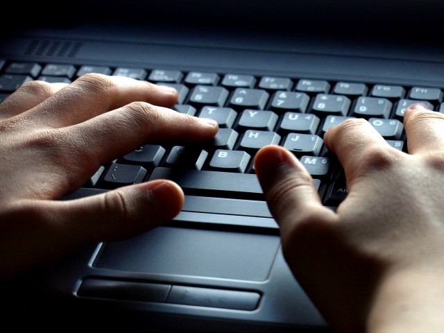 hands-on-laptop-art